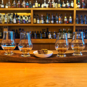 Stave with 4 whiskies and chocolate